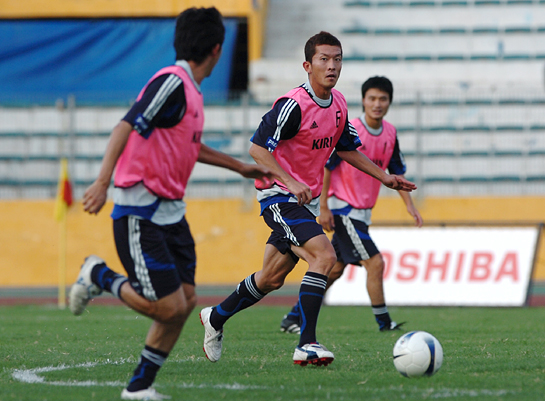 �ߥ˥�����ǰ���Ū�ʥץ졼�򤹤����ĵȾ�
��photo by Kiminori SAWADA��

[07ǯ����15�� �ϥΥ��ʥ٥ȥʥ��] 

��<a href="http://sports.livedoor.com/football/national/asiancup2007/">[�ý�]���������å�</a> - ������ͽ���ץ쥤�Хå������󥿥ӥ塼�ʤ�
��<a href="http://sports.livedoor.com/football/national/asiancup2007/report.html">����饤�̿�</a> - ���Ϥˤ���饤�����ˤ�륳��ࡣ
