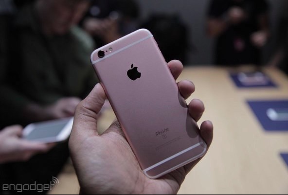 iPhone 6sの売れ筋は？『初日はほぼローズゴールド』『男性にも人気