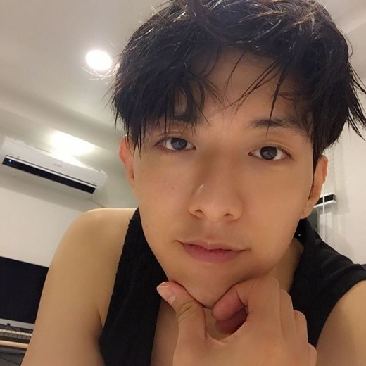 CNBLUE イ・ジョンシン、微笑ましい日常のセルフショット“見守っている