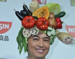 斎藤工 野菜のかぶりもの快諾 さらけ出すのが自分っぽい ライブドアニュース