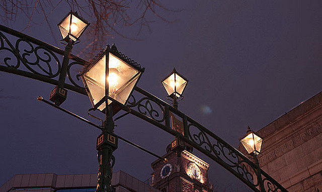 ステンドグラス ガス燈のある街並み ガスから始まった明るい世界(1