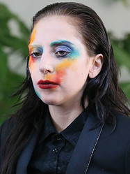 すっぴん話題のレディー ガガ 今度は超カラフルなジャケ写メイクで外出 ライブドアニュース