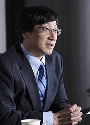 �褷�����ҤȤ�  SAS Institute Japan���������ɽ�������Ĺ �� �̥������ϰ�������Ǥ�ԡ�  1961ǯ��������ޤ졣83ǯ����ꥫ�����ե����´�ȸ塢��ƣ�����ҡ�������ե����������ر�����ԥ塼���������󥹸���ʤǽ��ι桢�ϡ��С�����إӥ��ͥ����������MBA�����������֥�å����ƥ��Υ��������ѡ��ȥʡ�������ˡ����ɽ�������Ĺ���Υ٥���ɽ�������Ĺ�ʤɤ�Фơ�2006ǯ��긽����  Photo by Shun Ohtsuka