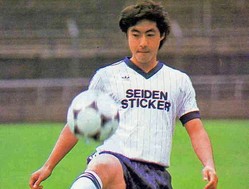 �������͡��ʻ���ˤ�ꡢ�����ؿʽФ�����硢������ɽ�Υ���ꥢ���³���뤳�Ȥ��񤷤��ä�������ϥ��ޥ��奢�ǤϤʤ����ܾ�ǥץ��ˤʤ뤳�Ȥ����ӡ���������ˤ��Ϥä�����(C) SOCCER DIGEST