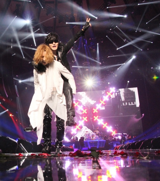 エンタがビタミン♪】X JAPAN・MSGライブで“YOSHIKIがToshlをおんぶ