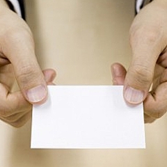 やってはいけない 名刺の渡し方4つ 名刺入れをお尻のポケットから出す テーブル越しの名刺交換 Peachy ライブドアニュース