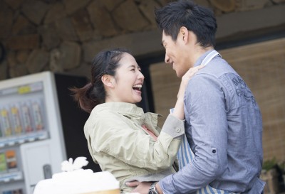 画像 長澤まさみがベッドに押し倒される キスシーン満載の胸キュン映像公開 ライブドアニュース