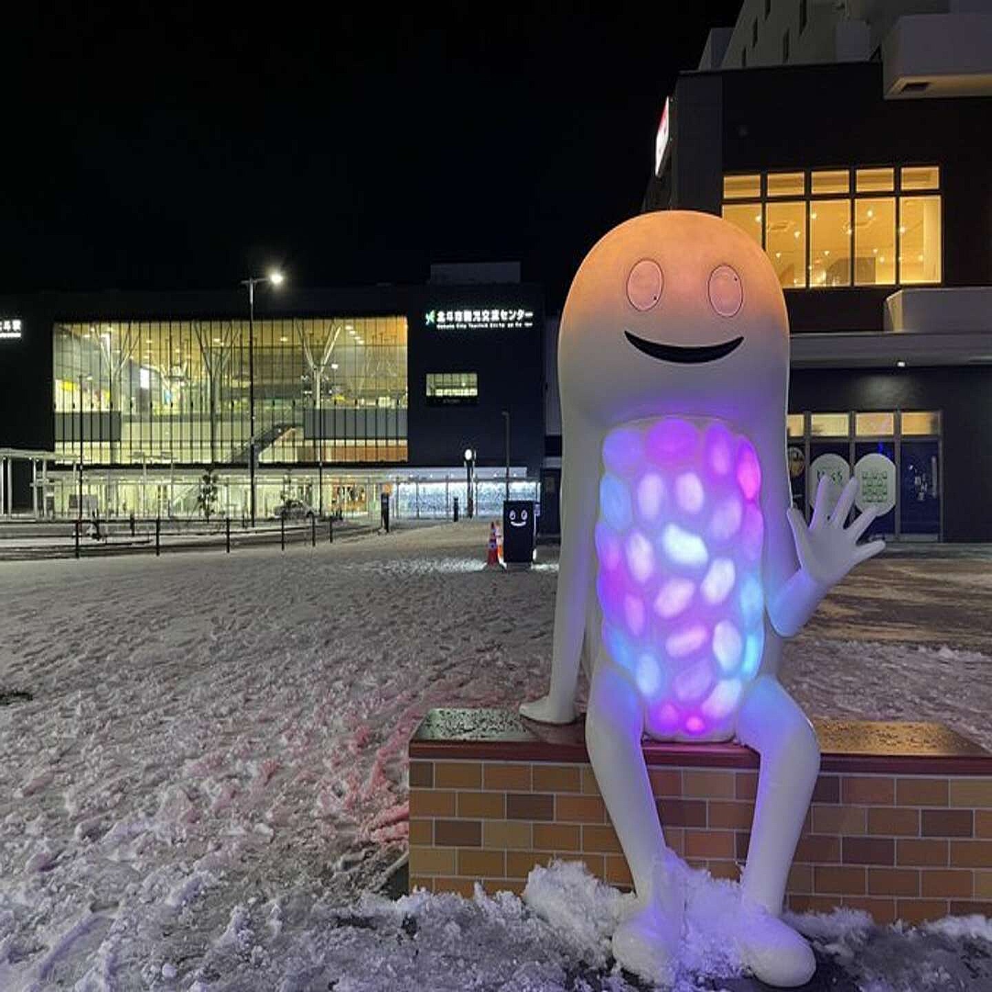 新函館北斗駅の光る ずーしーほっきー オブジェ 戸惑う声続出 ライブドアニュース