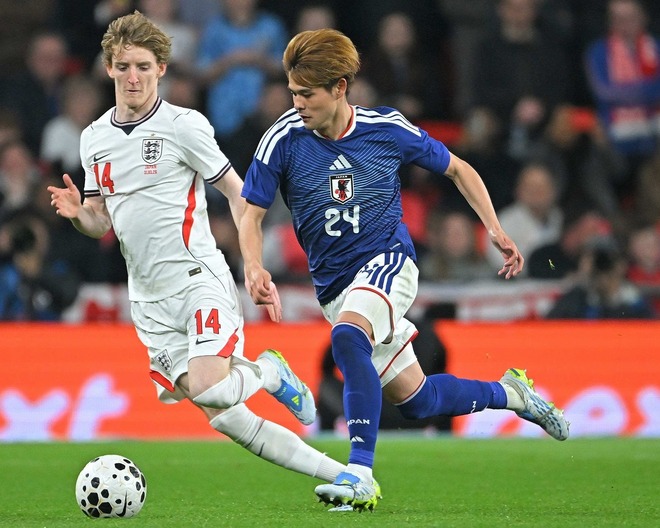 好パフォーマンスを披露している佐野。写真:金子拓弥(サッカーダイジェスト写真部/現地特派)