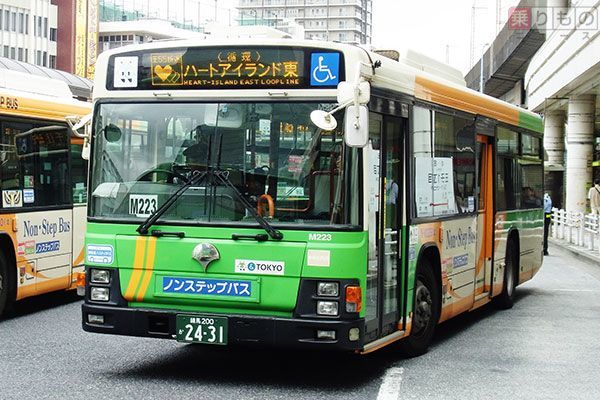 王子駅を発車するハートアイランド東循環。ハートアイランド（足立区）を経由する深夜バスが休止となる（乗りものニュース編集部撮影）。