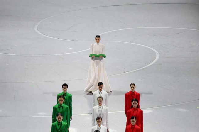 五輪開会式にイタリア国旗を持って登場「謎の美女」の正体