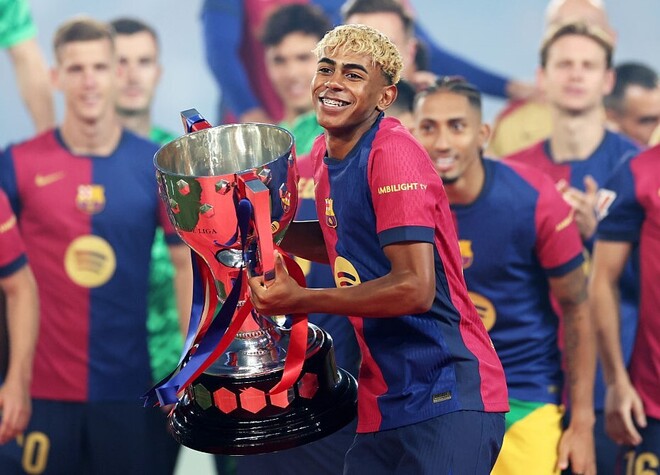 17歳としては異例の大型契約を結んだヤマル。(C)Getty Images