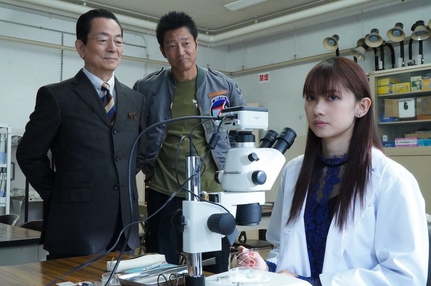 『相棒』シリーズ初出演の黒崎レイナ、特命係と不敵に対峙!タメ口で杉下右京をにらみ「証拠は?」