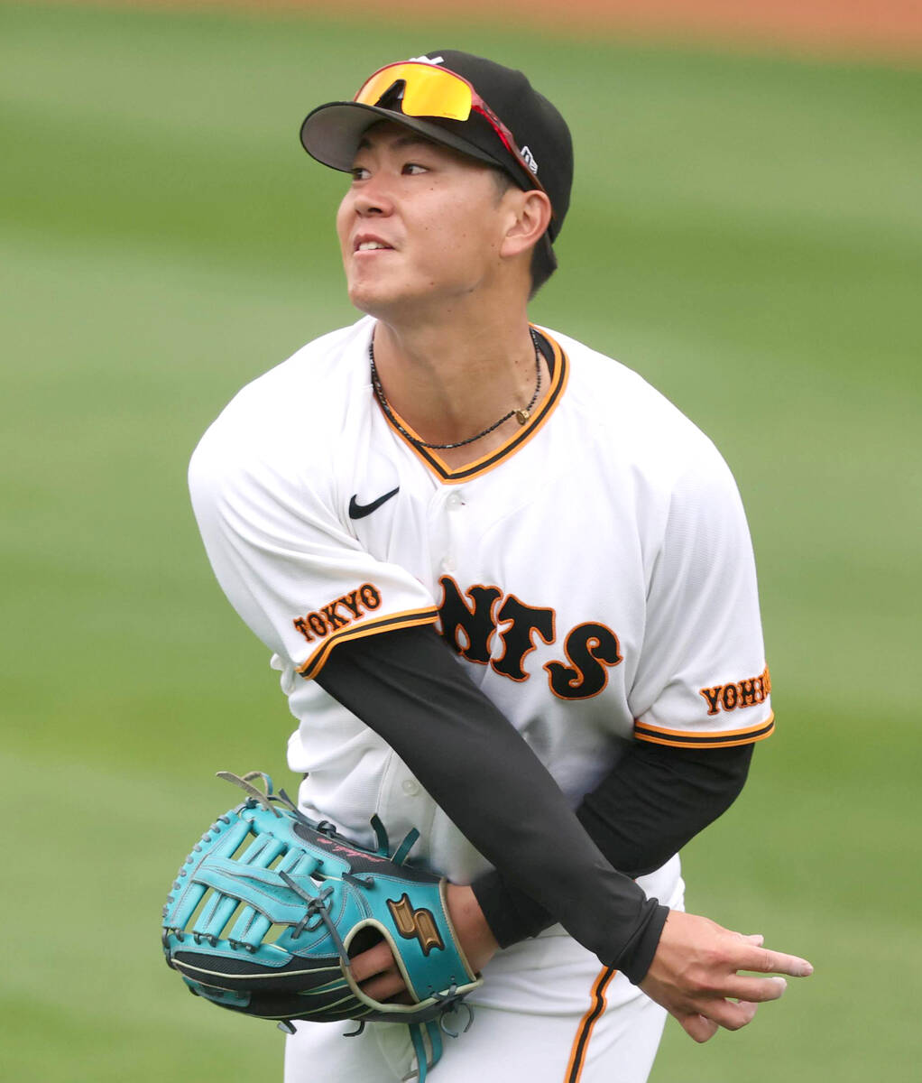 キャンプ最終日、シートノックで送球する皆川岳飛 (カメラ・堺 恒志)