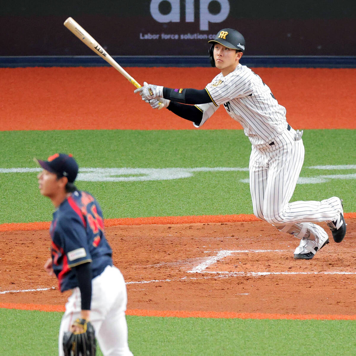 仲地礼亜から３点適時二塁打を放った阪神・小幡竜平（カメラ・上村　尚平）