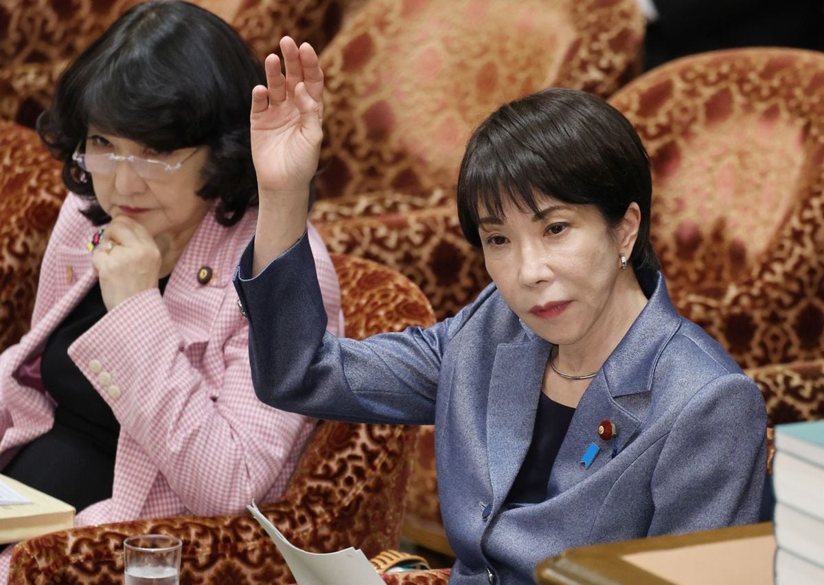 衆院予算委員会で挙手する高市早苗首相（右）＝2025年12月10日午前、国会内