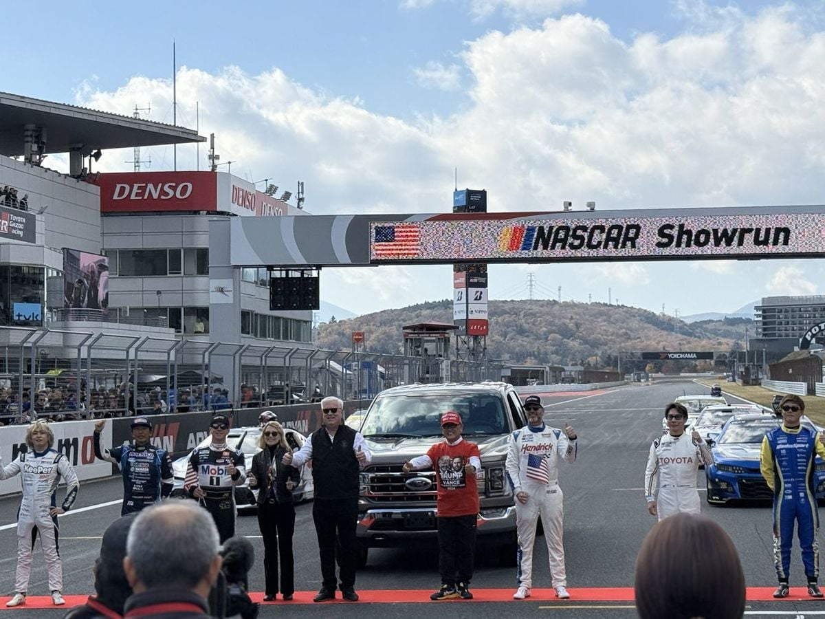 NASCARのデモランに登場したジョージ・グラス駐日アメリカ大使とイベントを主催した豊田章男日本自動車会議所会長（富士スピードウェイ＝11月16日）