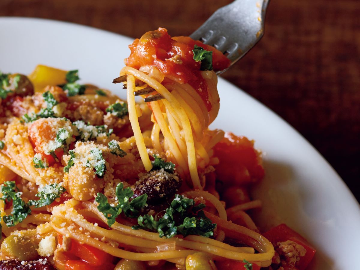 フライパンで煮るだけ。野菜たっぷり『パプリカと豆のミートソース』が簡単、栄養満点