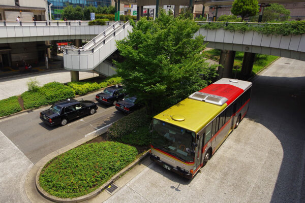 溝の口駅に停まる新横浜行きの急行バス。路線廃止となる（画像：PIXTA）。