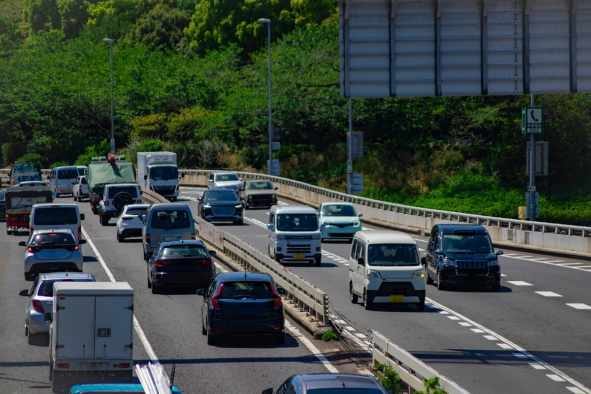 「ウインカー出してはいるつもり」でも実はルール上の違反に