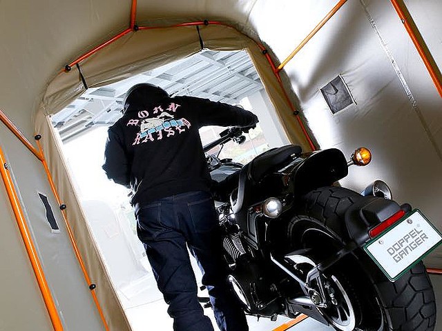 大事な愛車は組み立て簡単な簡易ガレージでしっかり保管