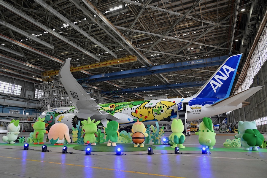 ANA、787-9特別機「ポケモンジェット緑」公開 ピカチュウら“ポケダンス