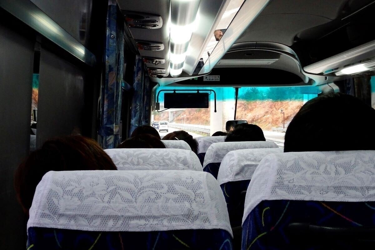  シニアになって交通費を節約するため「夜行バス」を利用する方もいらっしゃいます。今回は、実際に夜行バスを利用したシニアの体験をご紹介し、その際の注意点をまとめてみました。 