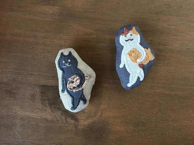 スタイリッシュに餃子をかかえた猫の刺繍が評判 シュールだけど 