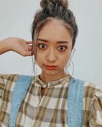 みちょぱの ラフなお団子ヘア にファン絶賛 髪型最高です お人形さんみたい ライブドアニュース