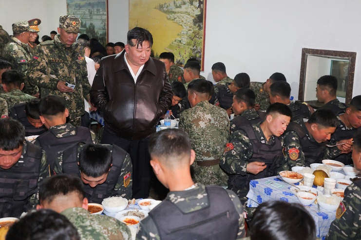 近衛ソウル柳京守第105戦車師団の兵士が食事する様子を視察する金正恩総書記(画像:労働新聞)
