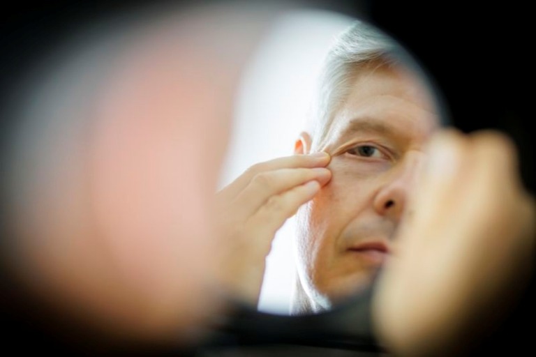 有機フッ素化合物（総称PFAS）として知られる「永遠の化学物質」が、50代から60代前半の男性の老化を加速させているようだ/Thomas Trutschel/Photothek/Getty Images