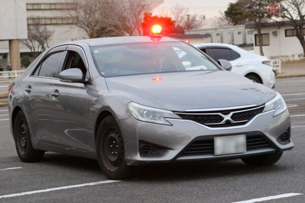愛知県警のマークX覆面パトカー（大塚正諭撮影）