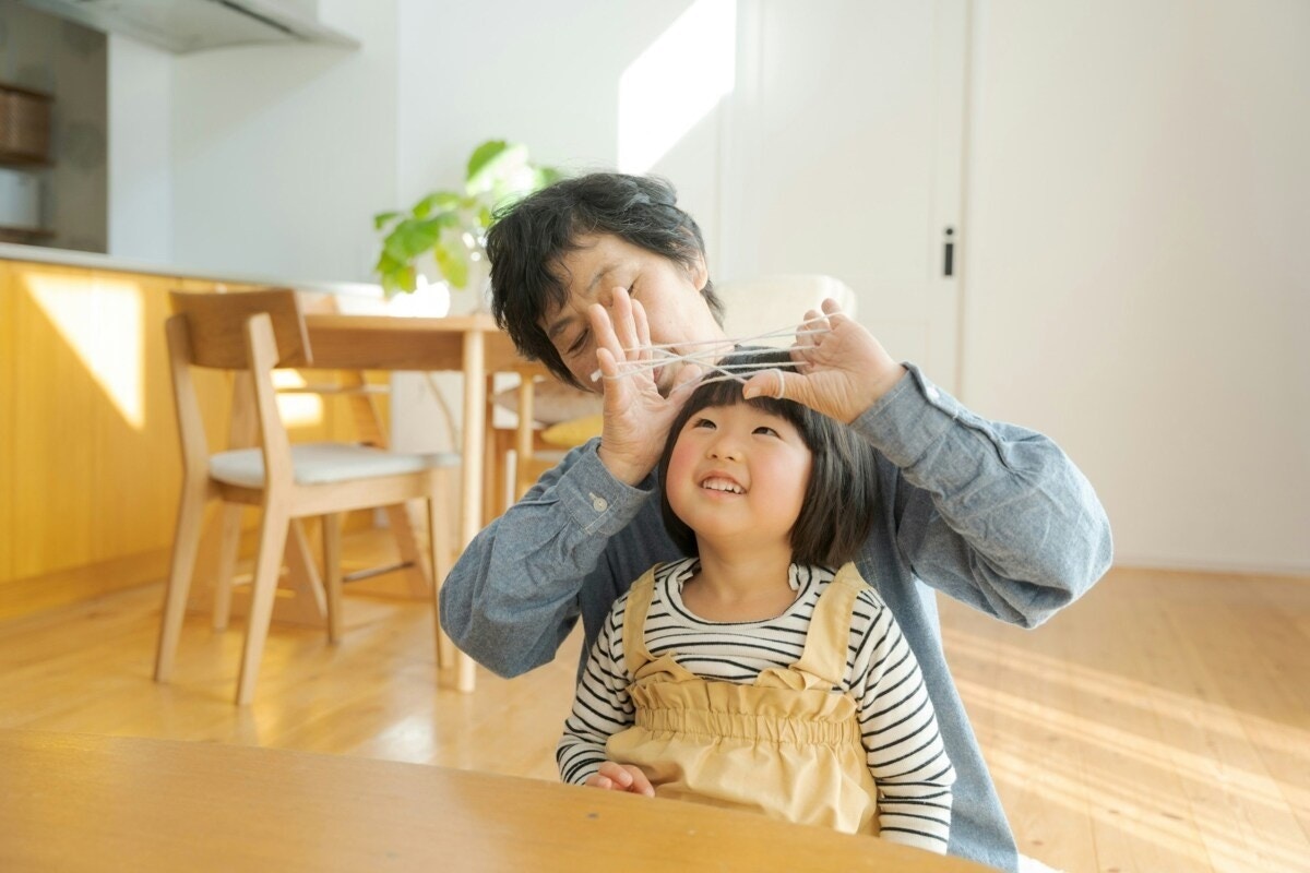 5歳児に白髪を指摘されたばあば、秀逸な返しに25万いいね「ユーモア好き」「頼むぞばあば」【ママリ】