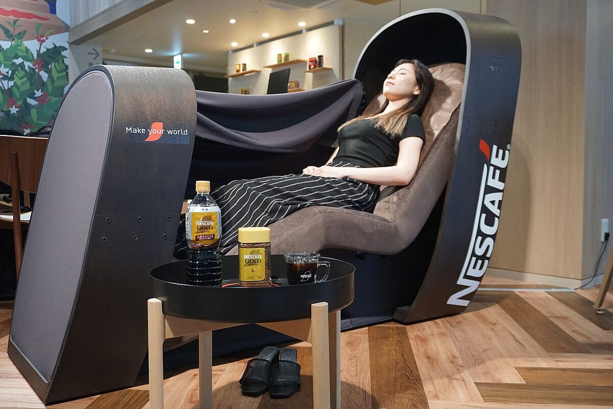 「ネスカフェ 睡眠カフェ」がトヨタ開発の戦略的仮眠ツール「TOTONE」とコラボ、原宿で「コーヒーナップ」体験