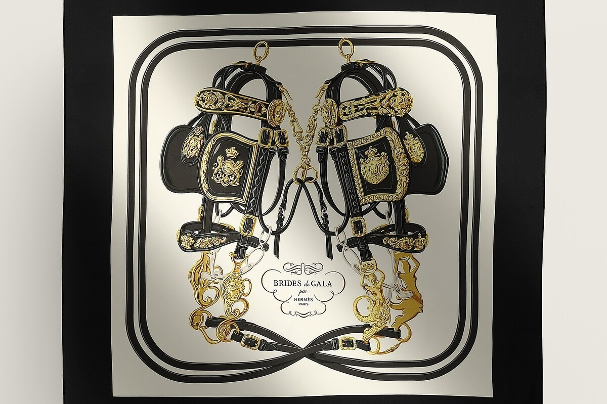 エルメスのスカーフ「カレ 90」2024年春の新作、“絡み合う馬具”や“恋の