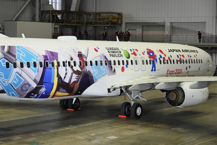 JAL、737特別塗装機「JALガンダムJET」公開 11月頃まで国内線で運航