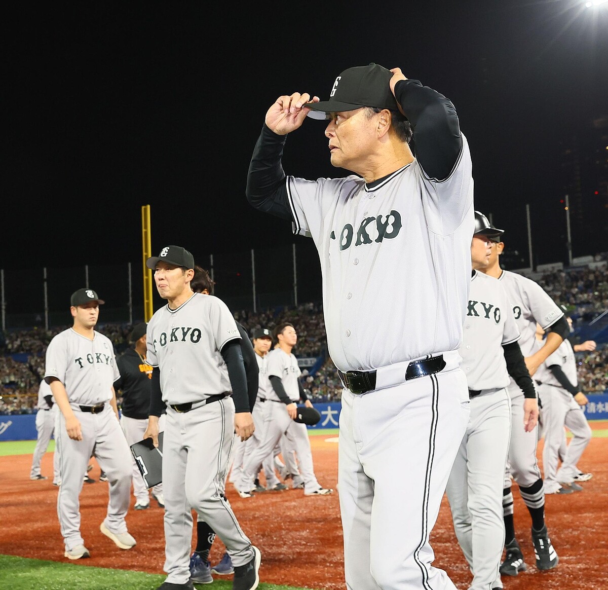ヤクルトに敗戦し、引き揚げる橋上監督代行(撮影・中島達哉)