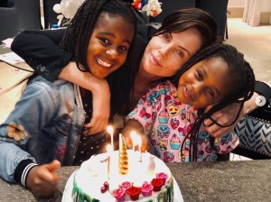 ナショナル・ドーターズ・デーを子供達と祝うシャーリーズ・セロン(画像は『Charlize Theron 2020年9月25日付Instagram「My heart belongs to these two beautiful powerhouses.」』のスクリーンショット)