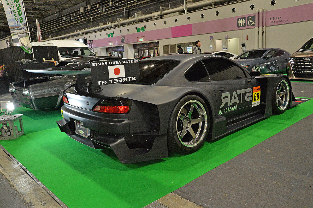 ピラーからトランクのフロアまで全部ドライカーボン！ ここまでやるか