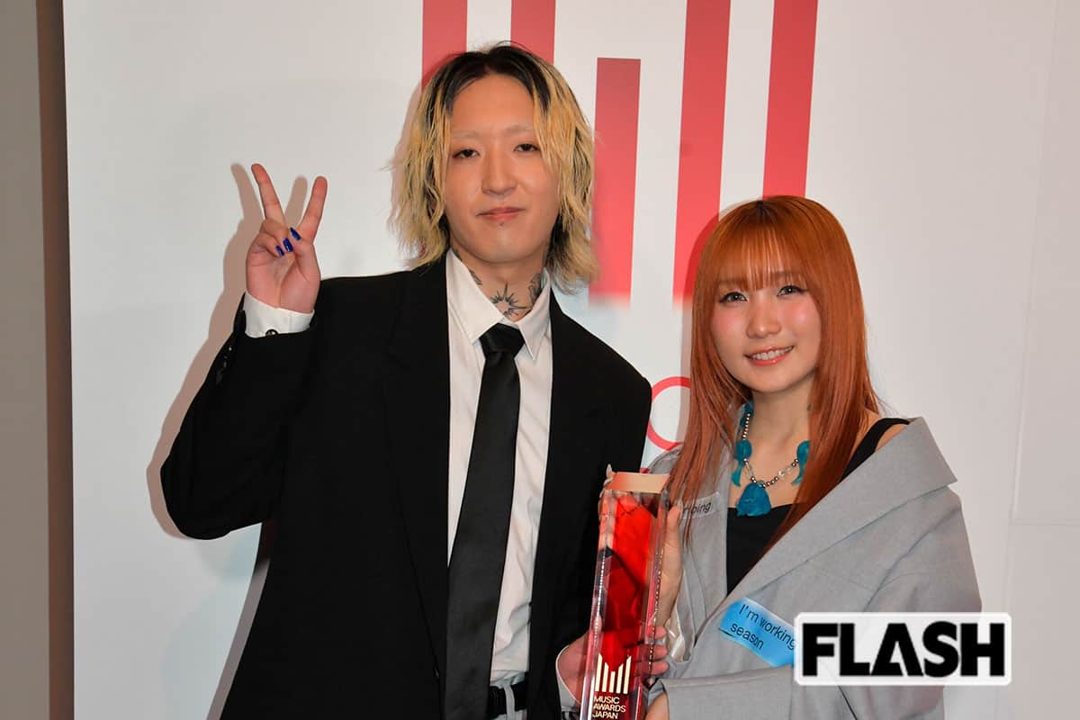 YOASOBIのAyase(左)とikura