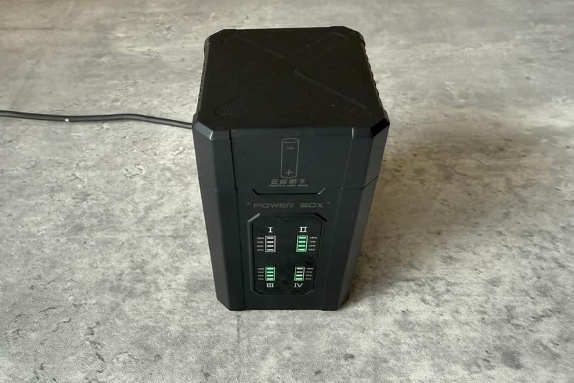 専用ステーションで充電済の電池を入れるだけで充電完了する双方向充電