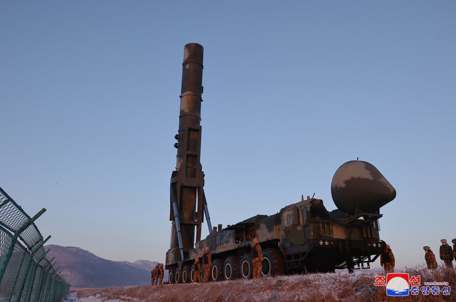 金正恩氏とジュエ氏が大陸間弾道ミサイル「火星18」の試射を参観した（2023年12月19日付朝鮮中央通信）