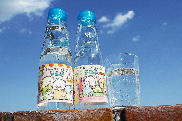 駄菓子アートが可愛いパッケージ2種！齋藤飲料「すみっコぐらし