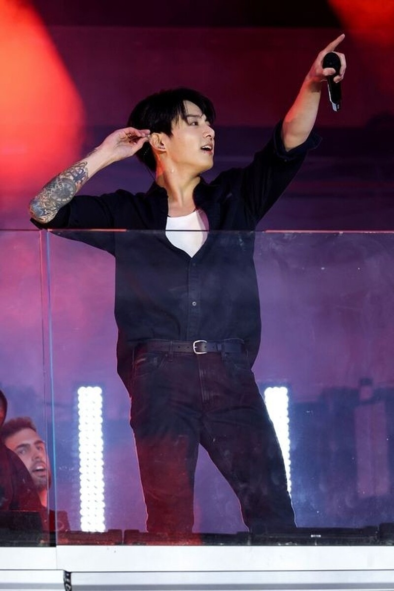 BTS ジョングク、米タイムズスクエアに降臨！ゲリラライブにファンが