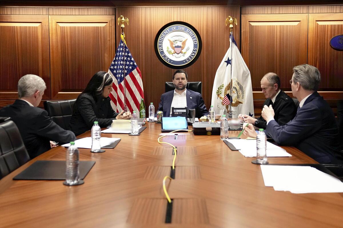 ２８日、米ホワイトハウスで、イランへの軍事攻撃のため集結するバンス副大統領ら＝ホワイトハウスのＸへの投稿より