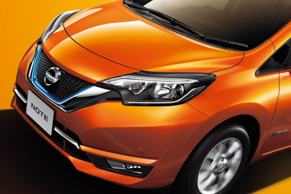 アクセルのみで完全停止できる走行モードを売りにしていた先代「ノートe-POWER」（画像：日産）