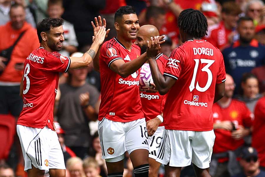 live united  マイクロソフト Tシャツ スポンサー スターバックス 三笘にも着てほしい！ブライトン、伝説の「ブラックSKINT」レトロ