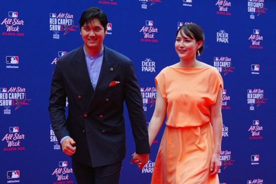 レッドカーペットに登場したドジャース・大谷翔平(左)と真美子夫人【写真:荒川祐史】