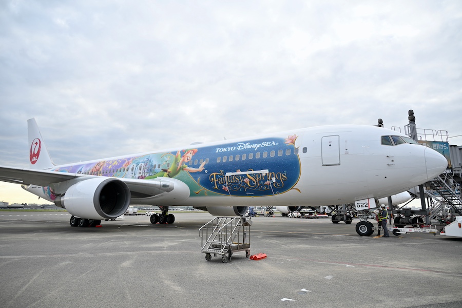 JAL、ディズニー「ファンタジースプリングス」テーマの特別機就航