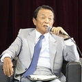 麻生氏 話題の議員と2ショット